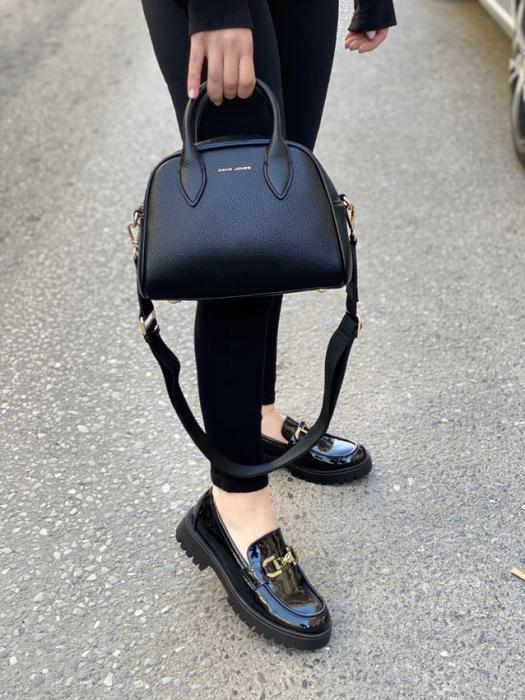 Μαύρο loafer λουστρίνι με χρυσή αγκράφα και τρακτερωτή σόλα W221