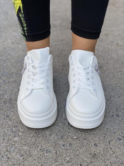 Sneaker δίπατο με διακοσμητική φιγούρα άσπρο-ασημί C3