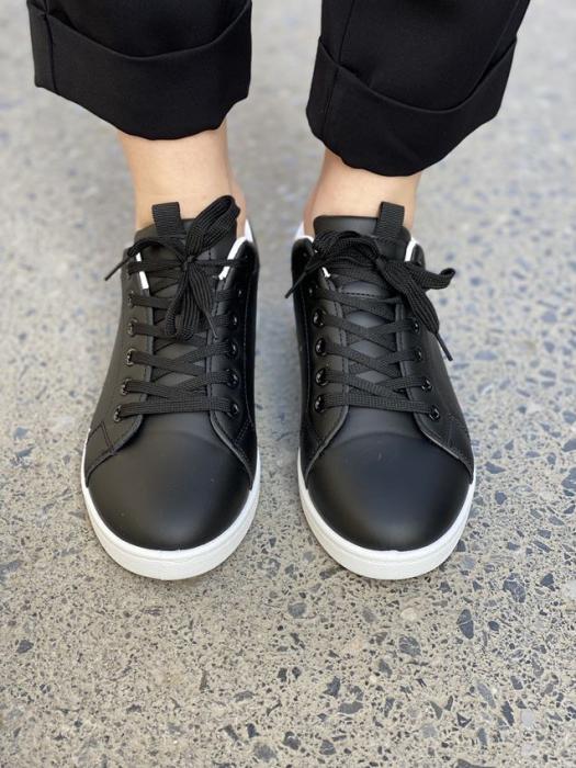Μαύρο sneaker με ασπρες λεπτομέρειες B292