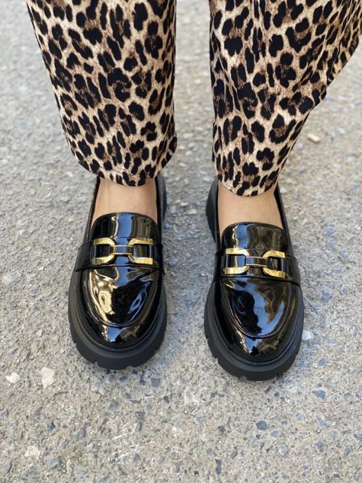 Μαύρο loafer λουστρίνι με χρυσή αγκράφα και τρακτερωτή σόλα W216
