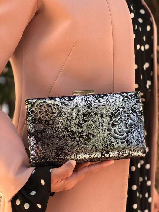 Μαύρο clutch με χρυσό κούμπωμα 9115