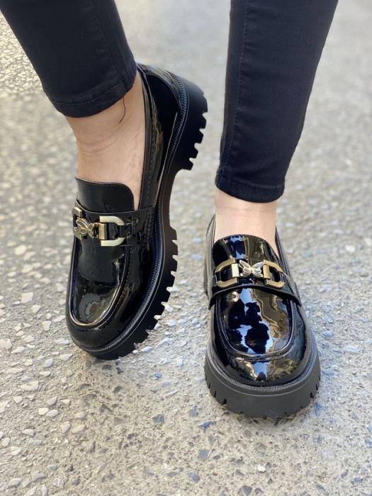 Μαύρο loafer λουστρίνι με χρυσή αγκράφα και τρακτερωτή σόλα W221
