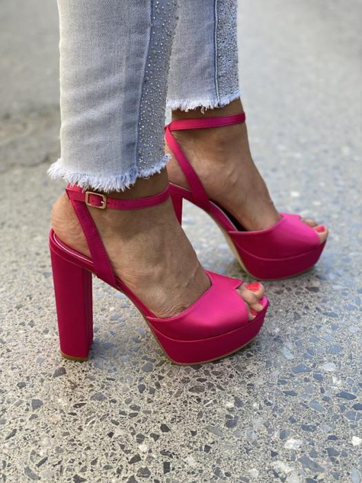 Πέδιλο σατινέ peep-toe με χοντρό τακούνι και λουράκι φούξια NW150