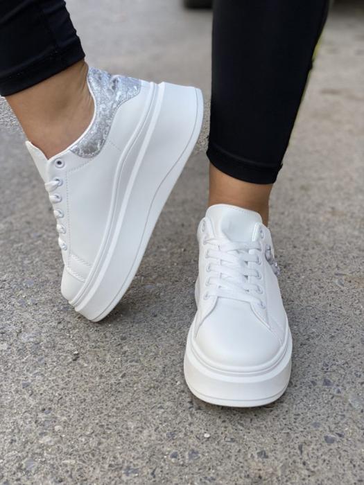 Sneaker δίπατο με διακοσμητική φιγούρα άσπρο-ασημί C3