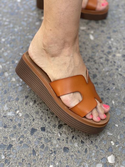 Flatform σανδαλια κάμελ OM6623