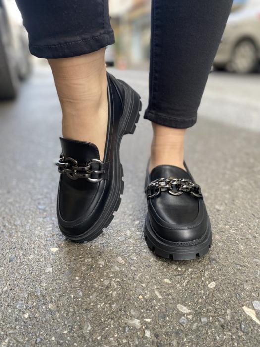 Loafer δερματίνη με μεταλλική αλυσίδα μαύρο W199