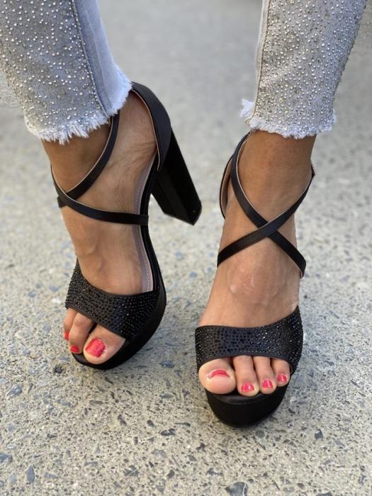 Πέδιλο σατινέ peep-toe με χοντρό τακούνι και στρας μαύρο NW158