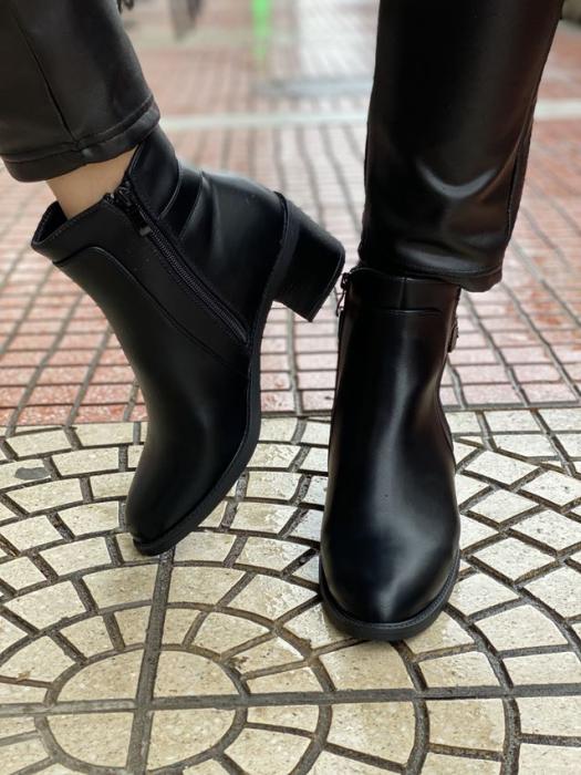 Μποτάκι με χοντρό τακούνι και διακοσμητικό λουρί μαύρο Z5333