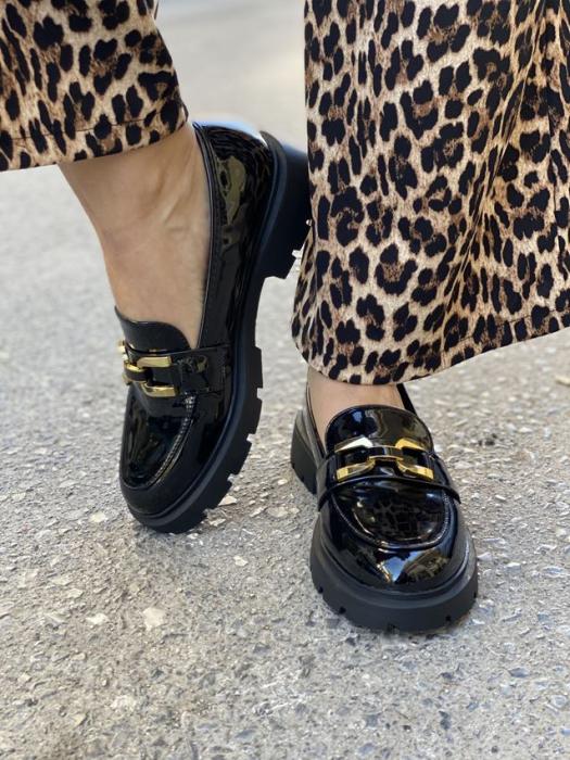 Μαύρο loafer λουστρίνι με χρυσή αγκράφα και τρακτερωτή σόλα W216