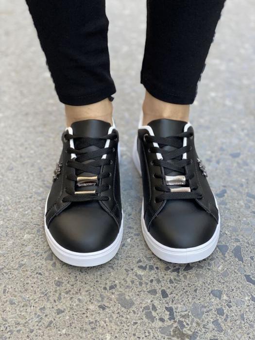 Sneaker με ανθρακί λεπτομέρειες και διακοσμητική αγκράφα μαύρο C691