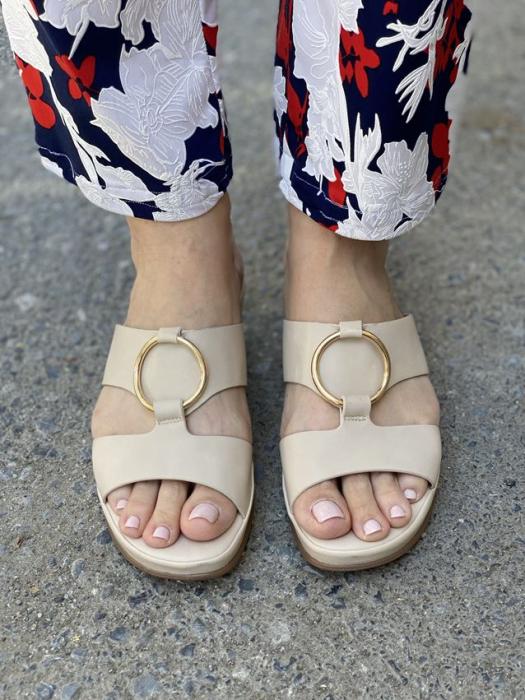 Μπέζ ανατομική flatform με ασημί διακοσμητικό G3971
