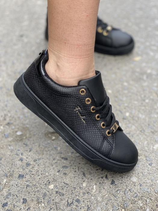 Μαύρο sneakers με χρυσή λεπτομέρεια και κορδόνι BY0351
