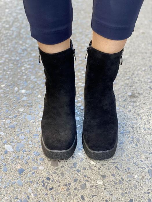 Μποτάκι suede με τακούνι και φερμουάρ στο πλάι μαύρο J7002