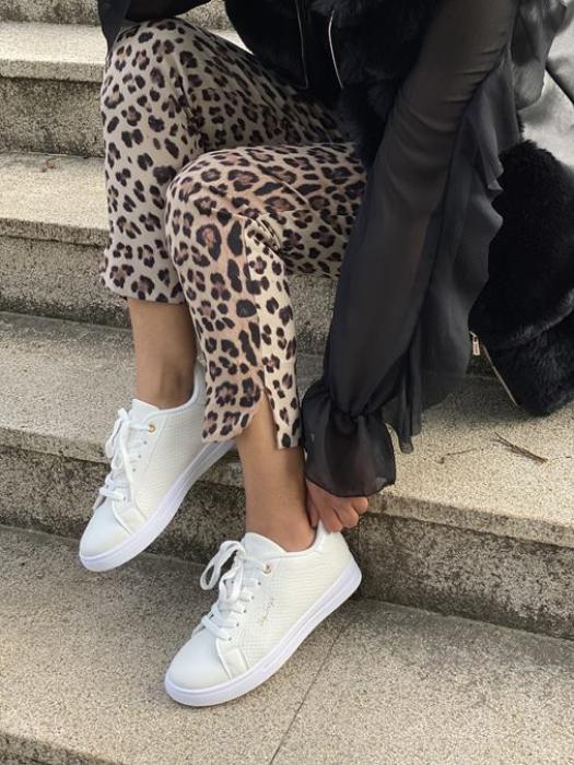 Άσπρο-ροζ χρυσό sneakers με ρόζ χρυσή λεπτομέρεια και κορδόνι BY0351