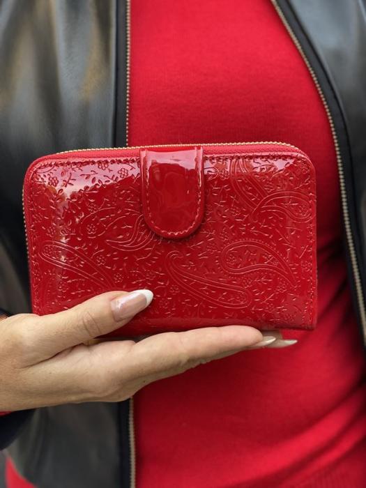 Πορτοφόλι λουστρίνι με ιδιαίτερο μοτίβο κόκκινο R827