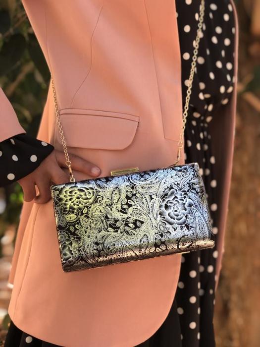 Μαύρο clutch με χρυσό κούμπωμα 9115
