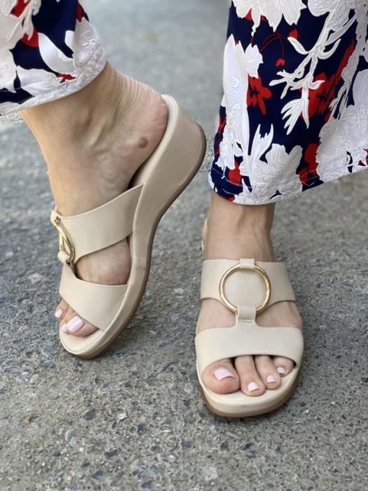 Μπέζ ανατομική flatform με ασημί διακοσμητικό G3971