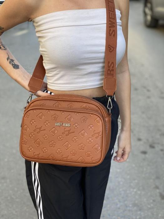 Τσαντάκι χιαστί με αναγλυφα σχέδια κάμελ XSY9988262