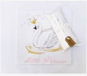 Raison D’etre Κουβέρτα πικέ αγκαλιάς Swan with a Crown 80×90 - PIGIBEBE.GR