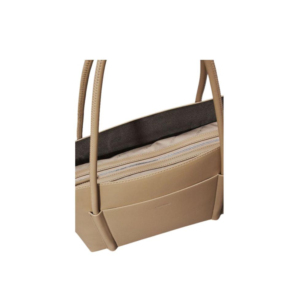 ΓΥΝΑΙΚΕΙΕΣ ΤΣΑΝΤΕΣ CALVIN KLEIN K60K613110 W75 ΜΠΕΖ